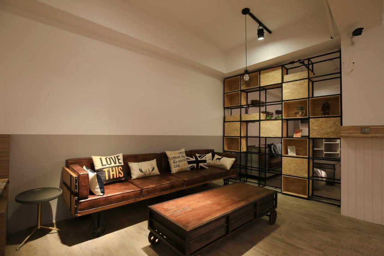 Flyinn Hostel Kaohsiung Bagian luar foto