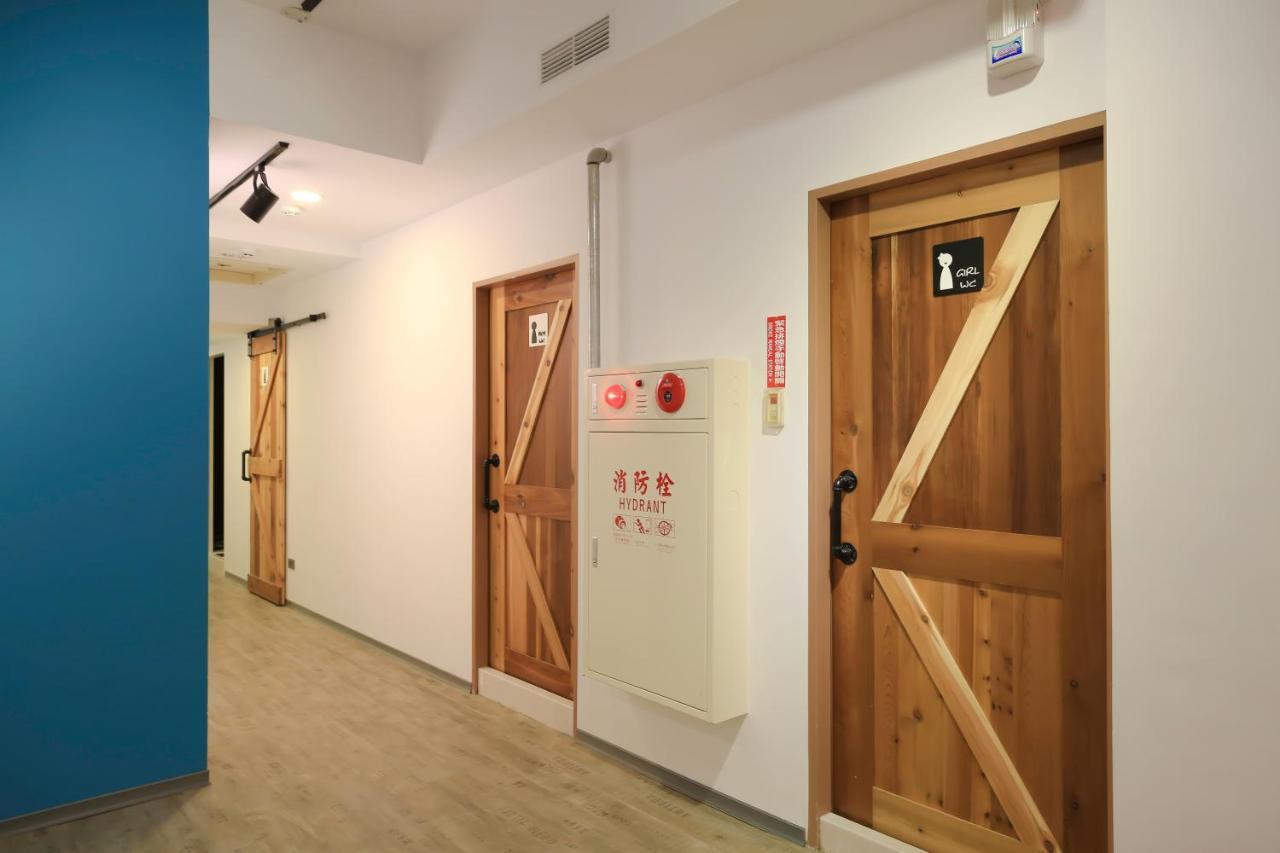 Flyinn Hostel Kaohsiung Bagian luar foto