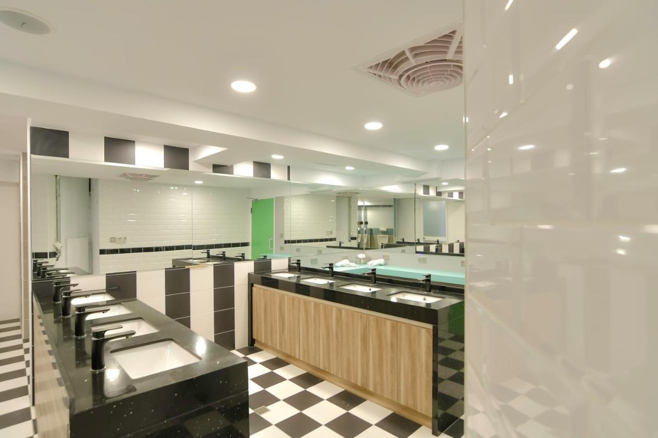 Flyinn Hostel Kaohsiung Bagian luar foto