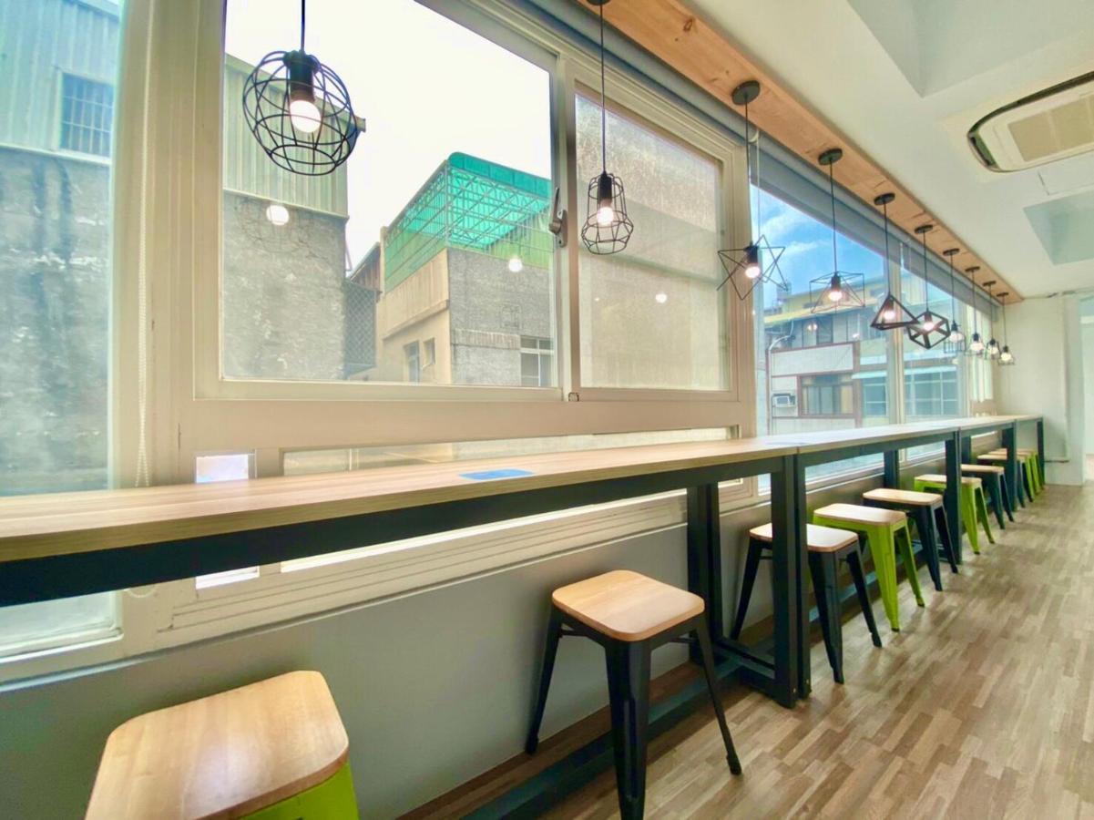 Flyinn Hostel Kaohsiung Bagian luar foto