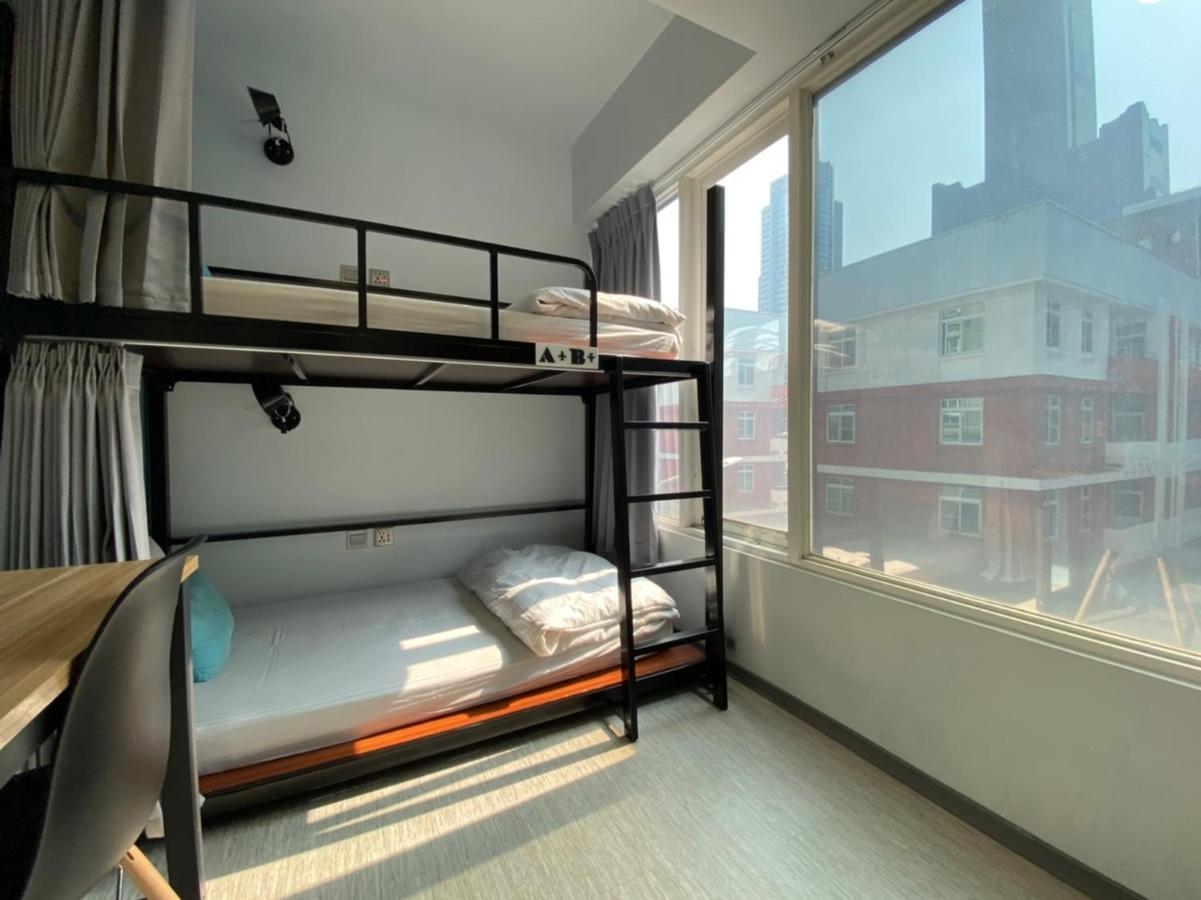 Flyinn Hostel Kaohsiung Bagian luar foto