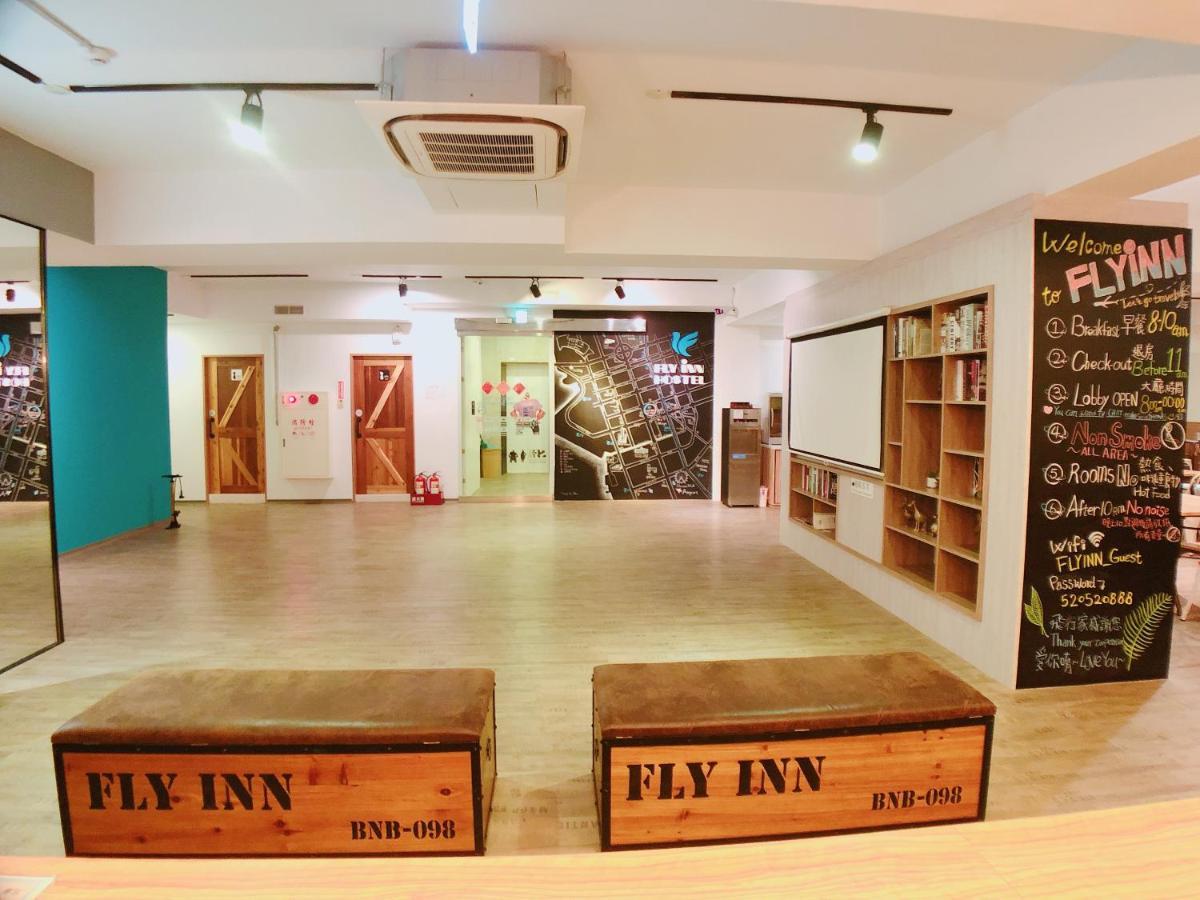 Flyinn Hostel Kaohsiung Bagian luar foto