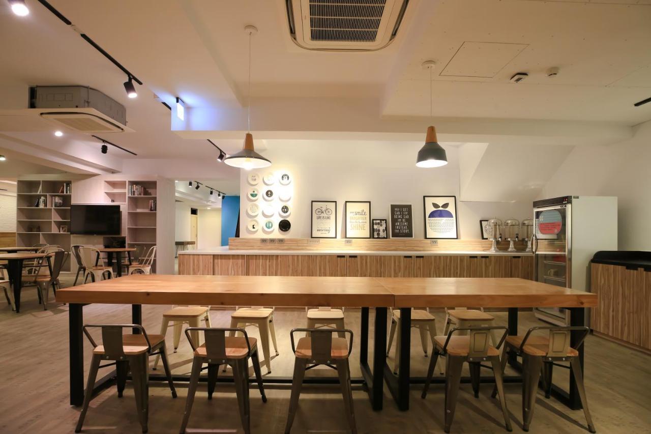 Flyinn Hostel Kaohsiung Bagian luar foto