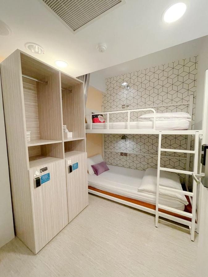 Flyinn Hostel Kaohsiung Bagian luar foto