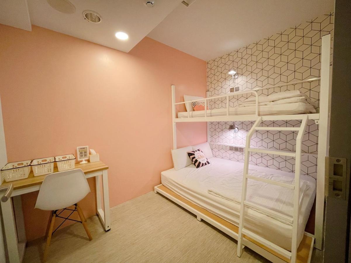 Flyinn Hostel Kaohsiung Bagian luar foto