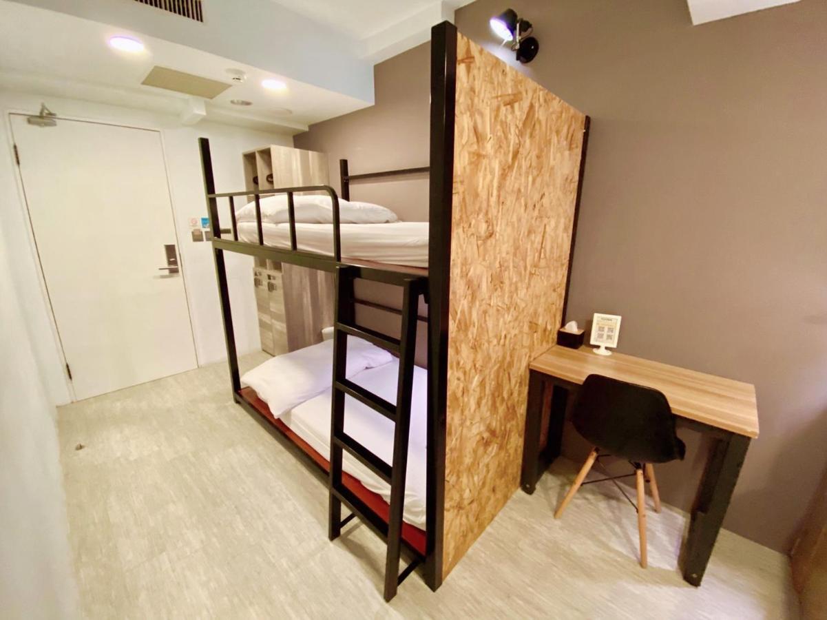 Flyinn Hostel Kaohsiung Bagian luar foto