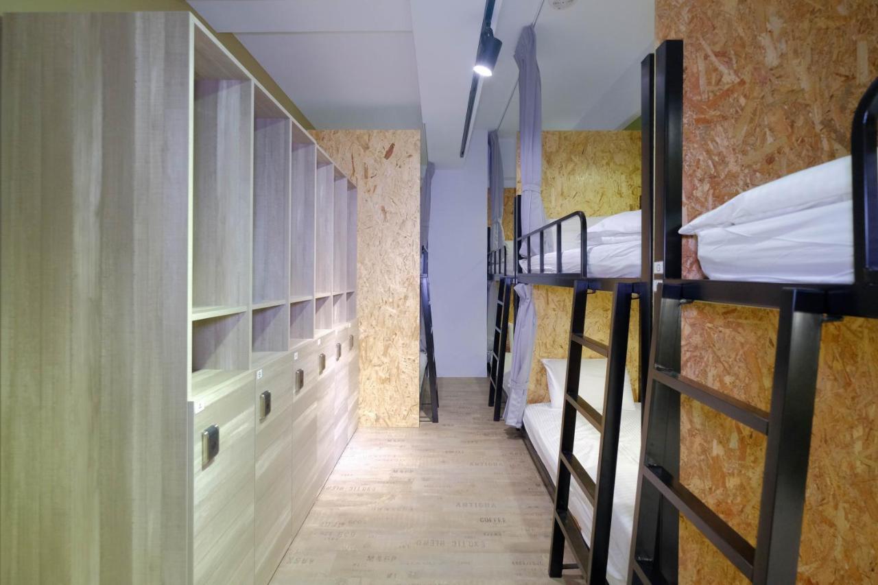 Flyinn Hostel Kaohsiung Bagian luar foto