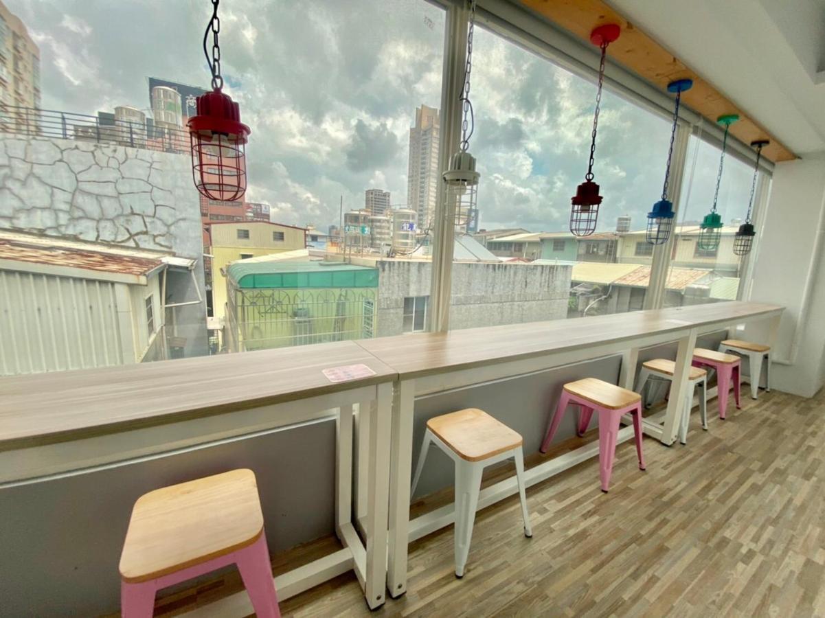 Flyinn Hostel Kaohsiung Bagian luar foto