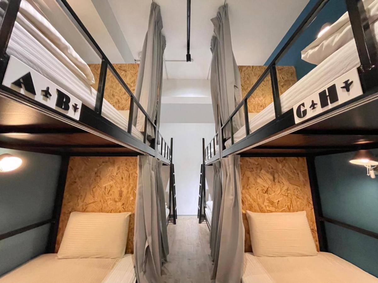Flyinn Hostel Kaohsiung Bagian luar foto