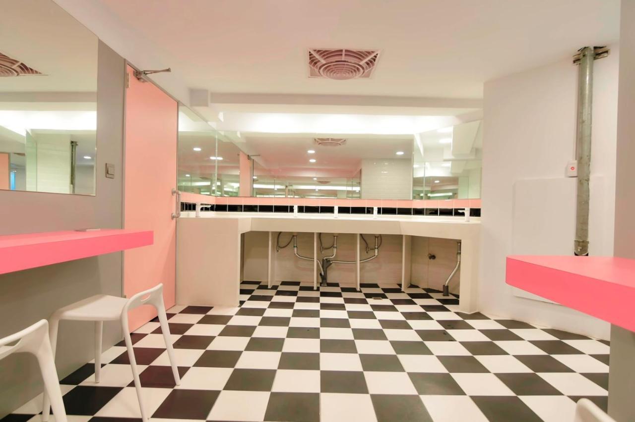 Flyinn Hostel Kaohsiung Bagian luar foto