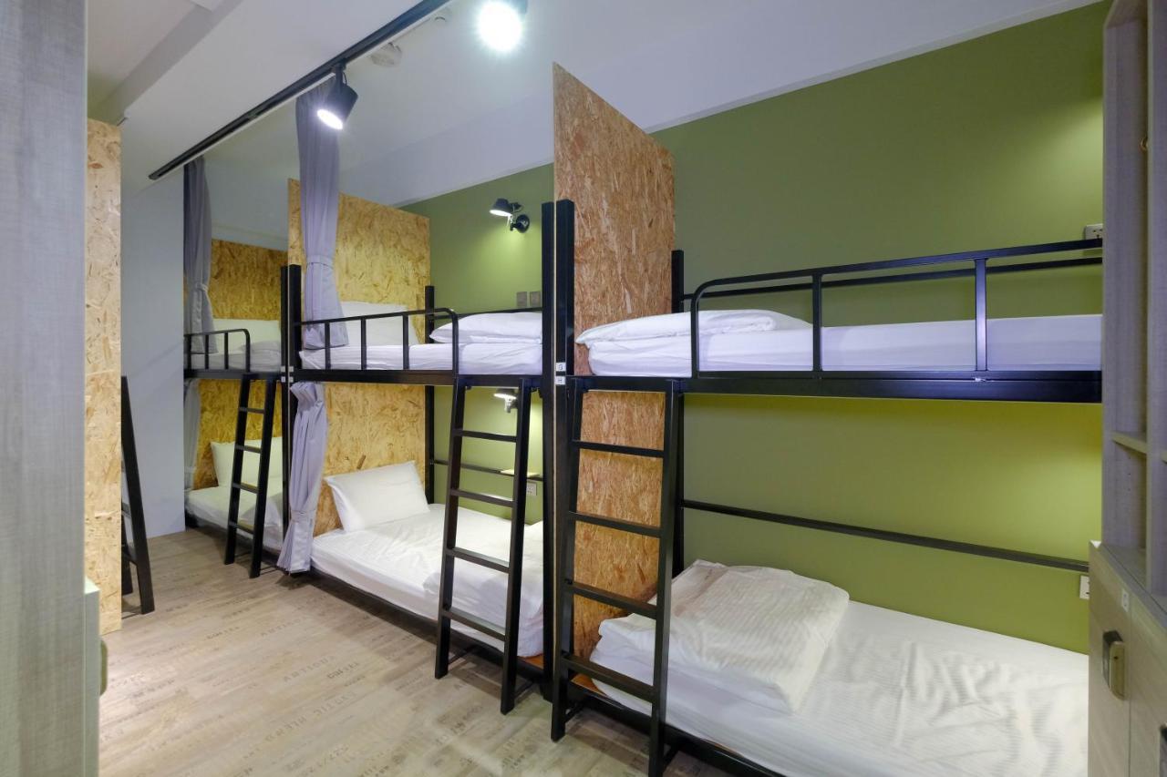 Flyinn Hostel Kaohsiung Bagian luar foto