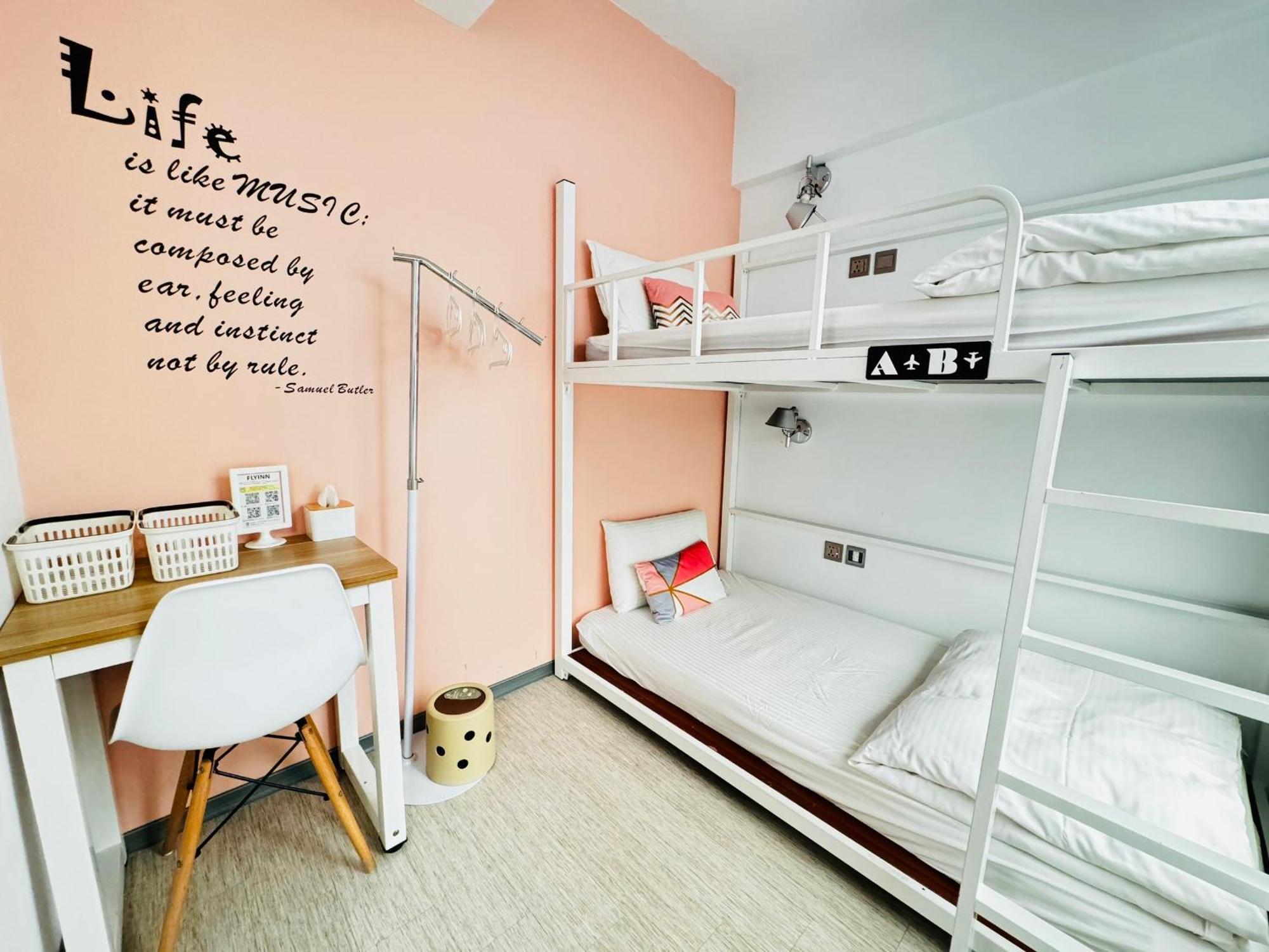Flyinn Hostel Kaohsiung Bagian luar foto