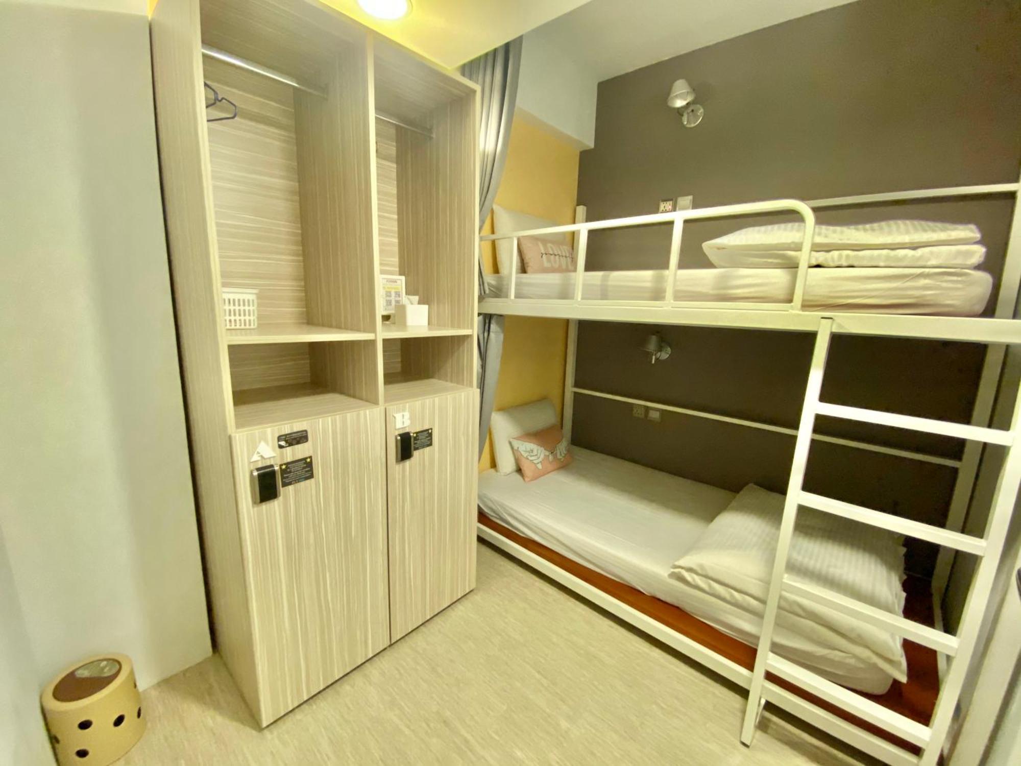 Flyinn Hostel Kaohsiung Bagian luar foto