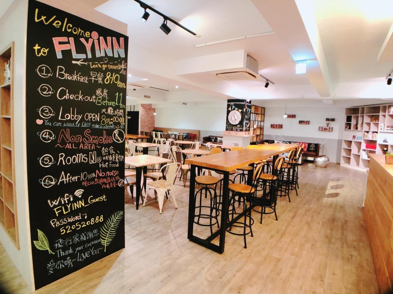 Flyinn Hostel Kaohsiung Bagian luar foto